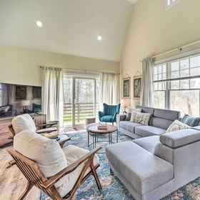 Interior 1 Modern-chic Athens Home - Fish, Ski & Swim!, Khách sạn Bronck Museum