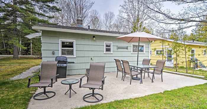 อื่นๆ Charlevoix Cabin w/ Patio & Grill - Steps to Lake!