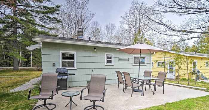 อื่นๆ Charlevoix Cabin w/ Patio & Grill - Steps to Lake!