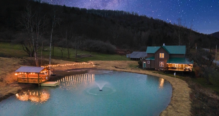 อื่นๆ The Olde Homestead w/ Fire Pit & Mountain Views!