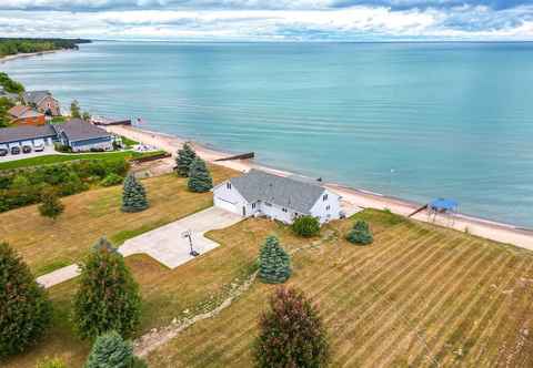 Lain-lain Charming Lake Huron Home w/ Private Beach!