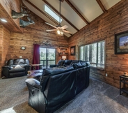 Others 6 Well-appointed Alto Cabin w/ Fire Pit & Pool Table