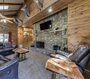 Others 4 Well-appointed Alto Cabin w/ Fire Pit & Pool Table