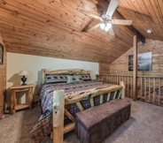 Others 2 Well-appointed Alto Cabin w/ Fire Pit & Pool Table