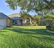 Others 4 Cozy Burleson Retreat ~ 16 Mi to Fort Worth!