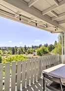 Foto utama Scenic Bremerton Getaway w/ Spacious Deck!