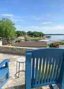 Foto utama Waterfront Home on Private Lake Granbury Cove