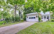 Lainnya 3 Historic Home w/ Sunroom - 5 Mi to Lambeau Field!