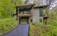 Others 5 Modern Fairview Retreat: Spacious Deck + Mtn View!