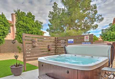 Lainnya Fenced Hot Tub & BBQ Oasis: Modern Scottsdale Home