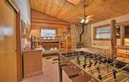 Others 4 Custom-built Cabin W/spacious Deck: 5 Mi to Hiking