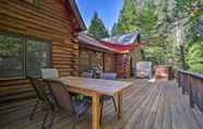 Others 7 Custom-built Cabin W/spacious Deck: 5 Mi to Hiking