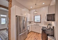 Others 3 Updated Indianapolis Home, Walk to Lucas Oil!