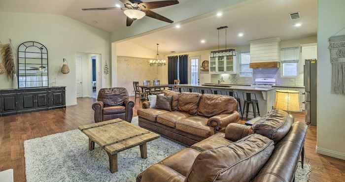 Lain-lain Spacious Bakersfield Home w/ Outdoor Pool!