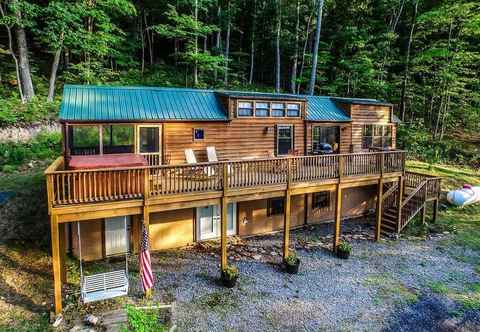 Others Family Cabin on 6 Acres w/ Lake Access & Hot Tub!