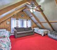 Lain-lain 3 Secluded Poconos Cabin w/ Big Bass Amenities!