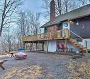 Lain-lain 2 Secluded Poconos Cabin w/ Big Bass Amenities!