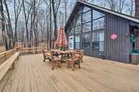 Lain-lain Secluded Poconos Cabin w/ Big Bass Amenities!