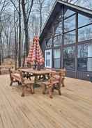 ภาพหลัก Secluded Poconos Cabin w/ Big Bass Amenities!