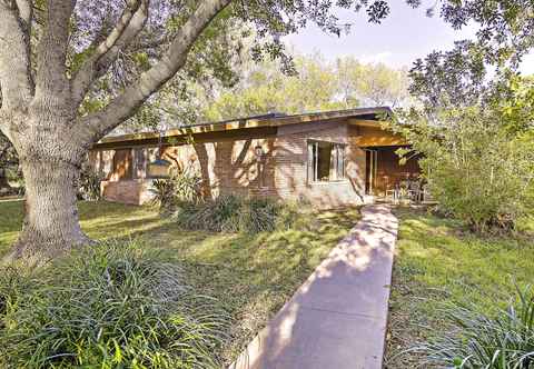 Lain-lain Mid-century Brownsville Hideaway w/ Patio & Yard!