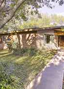 ภาพหลัก Mid-century Brownsville Hideaway w/ Patio & Yard!