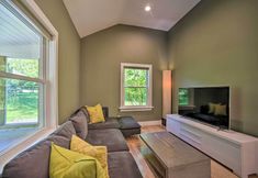 อื่นๆ 4 Charming Cottage w/ Deck: Mtn + Lake Views!