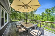 อื่นๆ Charming Cottage w/ Deck: Mtn + Lake Views!