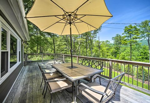 Others Charming Cottage w/ Deck: Mtn + Lake Views!