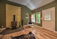 อื่นๆ 5 Charming Cottage w/ Deck: Mtn + Lake Views!