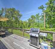 Lainnya 4 Charming Cottage w/ Deck: Mtn + Lake Views!