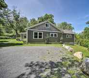 Lainnya 6 Charming Cottage w/ Deck: Mtn + Lake Views!