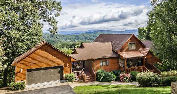 อื่นๆ Spacious Murphy Cabin w/ Game Rooms + Mtn Views!