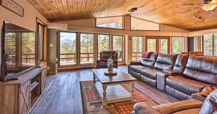 Lain-lain Upscale Cabin w/ Mountain Views + Large Game Room!