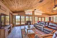 Lain-lain Upscale Cabin w/ Mountain Views + Large Game Room!