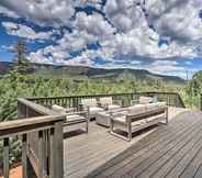 Lainnya 5 Upscale Pine Cabin w/ Fire Pit, Deck & Mtn Views!