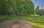 Lainnya 4 Charming Candler Cottage ~ 12 Miles to Asheville!