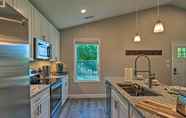 Lainnya 2 Charming Candler Cottage ~ 12 Miles to Asheville!