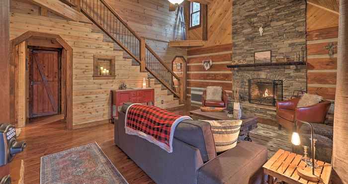 Lainnya Gorgeous Log Cabin w/ 2 Decks + Fireplaces!