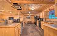 Lain-lain 6 Rustic Broken Bow Retreat w/ Hot Tub & Deck!