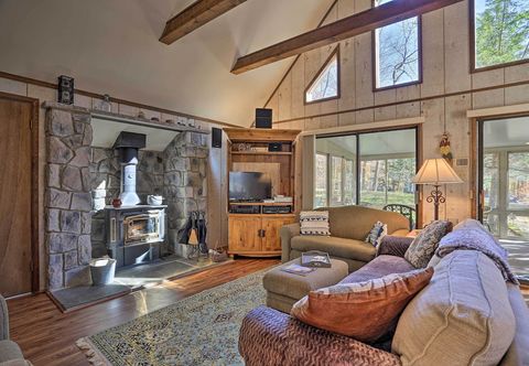 Others 1 Mi to Arrowhead Lake: Pocono Home w/ Fire Pit