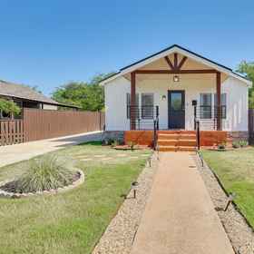 Interior 1 5 Mi to Downtown: Fort Worth Home w/ Yard, Ball-Eddleman-McFarland House Hotels