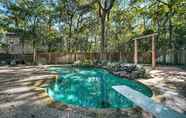 Lainnya 3 Spacious Woodlands Home: Pool & Outdoor Oasis