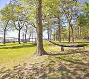 Others 7 Pet-friendly Lakefront Getaway w/ Hot Tub!