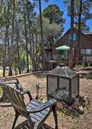 ภาพหลัก Pet-friendly Pine Cabin w/ Deck + Game Room!