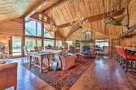 Others Expansive Ranch w/ Views, Hot Tub & Game Room