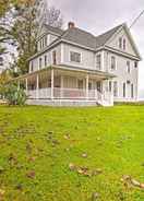 ภาพหลัก Historic Victorian Farmhouse w/ Porch & Views!