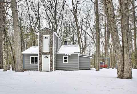 Lainnya Remote Michigan Retreat on 10 Acres w/ Grill!