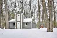 Lainnya Remote Michigan Retreat on 10 Acres w/ Grill!