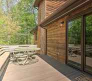 Lainnya 3 Cozy Cabin w/ Mtn Views, - 7 Mi to Weaverville!