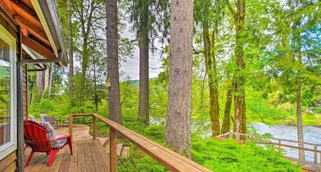 Others 2 The River House' w/ Deck, on Mckenzie River!